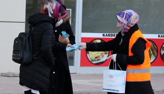Çerkezköy Belediyesi maske dağıttı