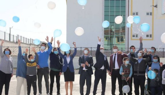 Başkan Çetin, Otizmli Çocuklarla Gökyüzüne Mavi Balon Bıraktı