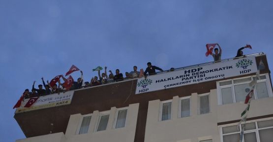 5 bin kişi yürüdü HDP binasına Türk bayrağı asıldı
