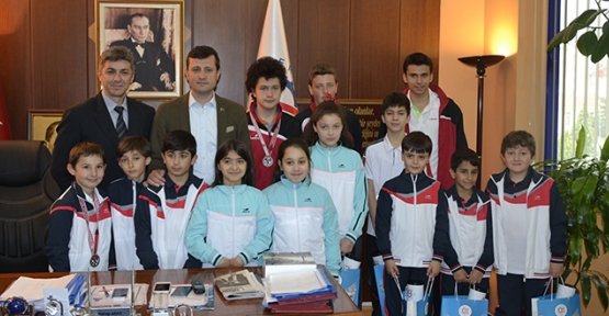 Satranç takımı Başkan Akay’ı ziyaret etti