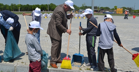 ‘Temiz Çevrem’ kapsamında Kazak Gölü alanını temizlediler