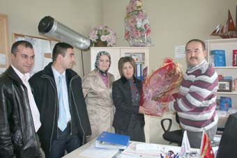  AK Partililer çiçekle engellileri kutladı