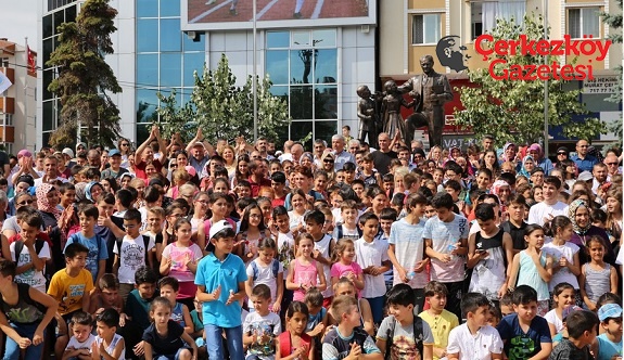 Yaz Spor Okulları'nın açılış töreni Atatürk Anıtı önünde gerçekleştirildi