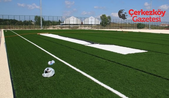 Futbol sahasının çim serimi başladı