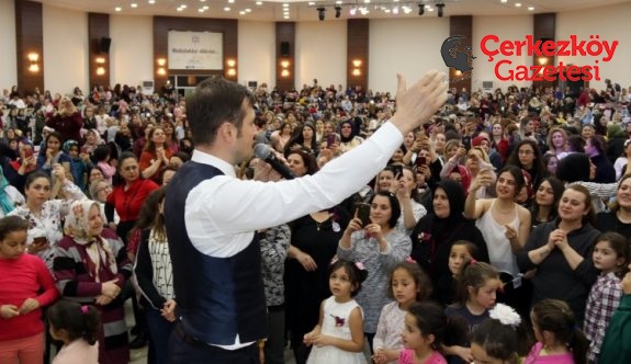 Akay 8 Mart’ı kadınlarla birlikte kutladı