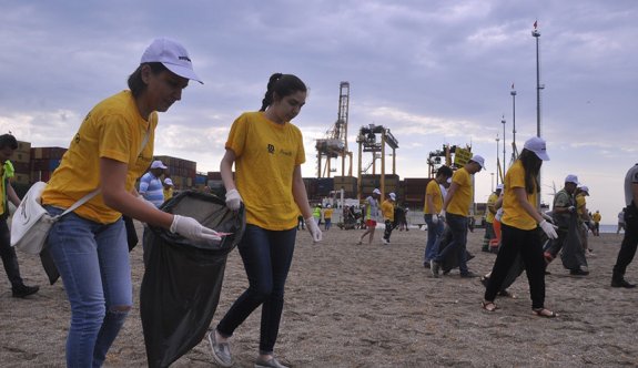 Gönüllüler denizi temizledi