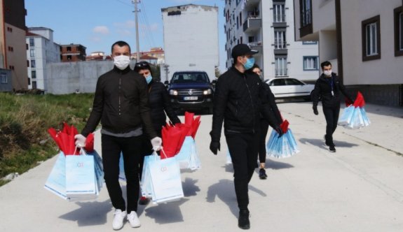 Kapı kapı 151 bin maske dağttılar