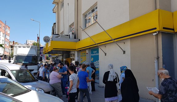 PTT ve Bankalarda bayram yoğunluğu