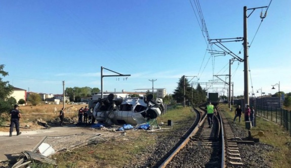 Velimeşe hemzemin geçitte feci kaza Yük treni minibüse çarptı: 6 ölü
