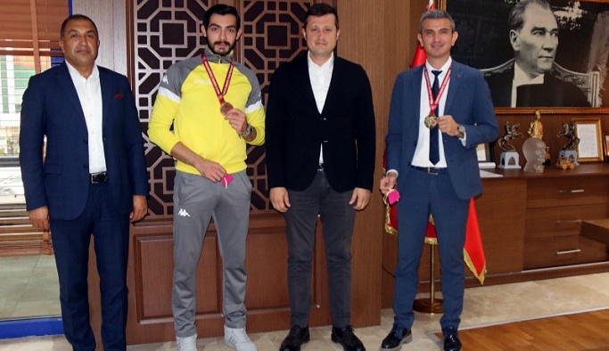 BAŞARILI SPORCULARA AKAY’DAN ALTIN
