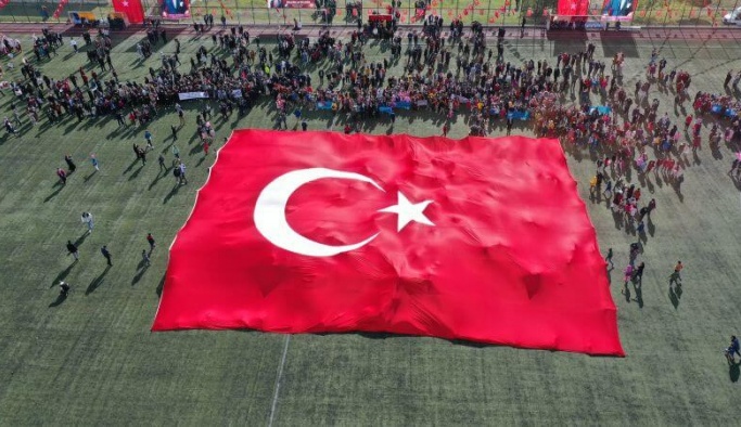 Kapaklı’da Cumhuriyet Bayramı Coşkusu Fener Alayı ve Edis Konseri İle Taçlandı
