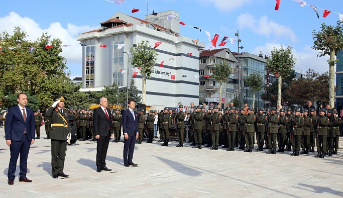 YENİLENEN CUMHURİYET MEYDANIMIZDA 100. YIL COŞKUSU