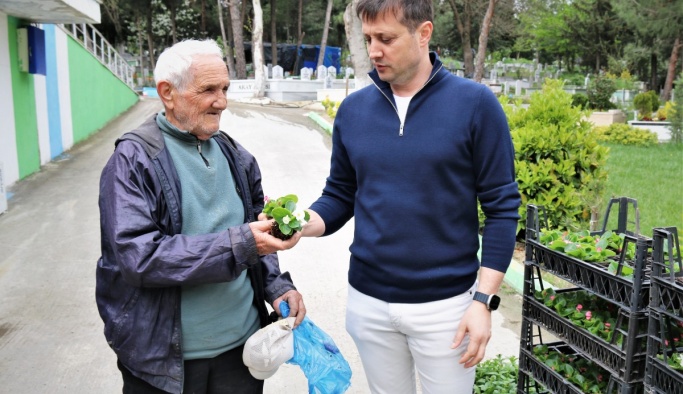 Mezarlıklarda bayram öncesi çiçek dağıtıldı