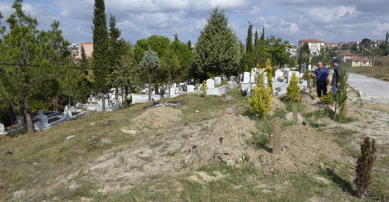 7 mezarlıkta bakım çalışmaları devam ediyor