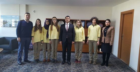 Başarılı öğrencileri makamında ağırladı