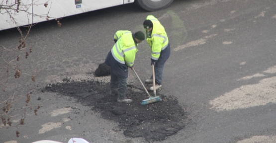Bozulan asfaltlar onarılıyor