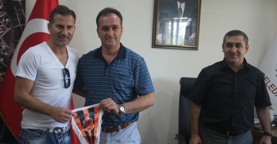 Galatasaraylı eski futbolcu Ergün Penbe imzaya geldi!