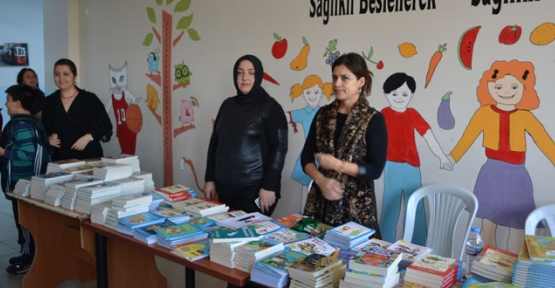 Kitaplarını öğrenciler için imzaladı