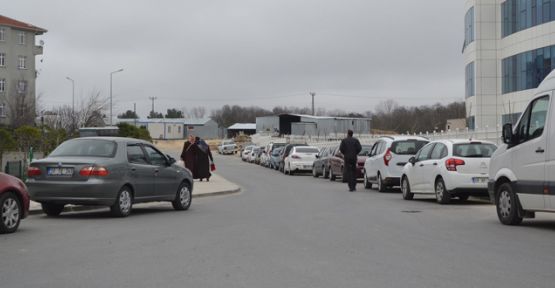 Otopark boş, yol kenarları dolu