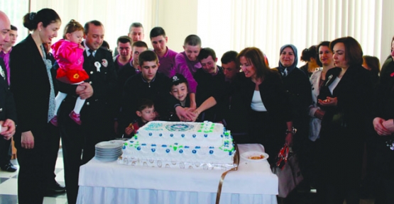 Pastayı polis aileleri kesti