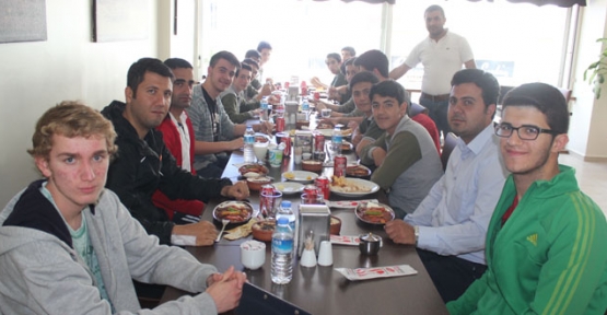 Şampiyonlara Egem Giyim’den yemek