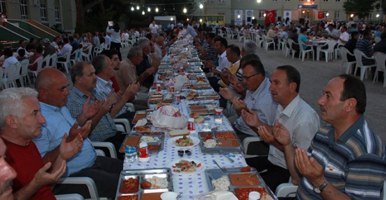 Saray esnafı geleneksel iftar yemeğinde buluştu