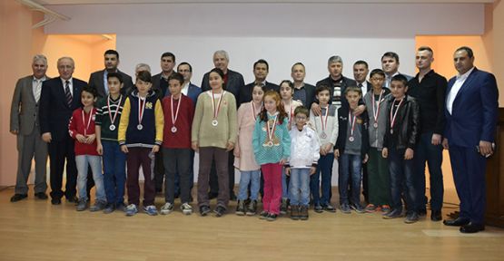 Satranç turnuvasının ödülleri verildi