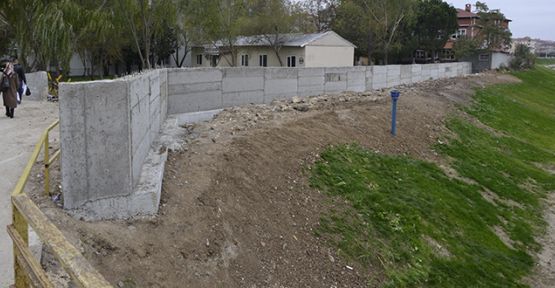 Sel taşkınlarına karşı istinat duvarı 