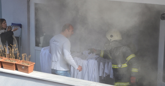 Yangında balkonda mahsur kalan hamile kadını itfaiye eri kurtardı